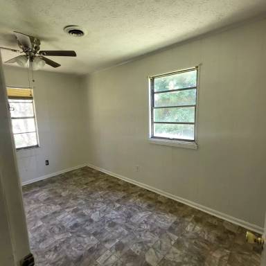 Main picture of 302 Larsen St