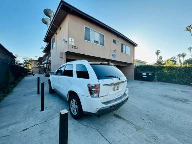 Main picture of 702 W 81st St