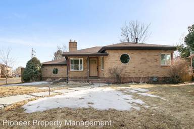 Main picture of 2650 N Cook St