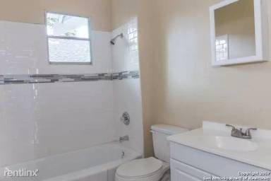 Main picture of 805 W Mistletoe Ave