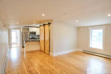 Main picture of 142 Newbury St