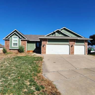 Main picture of 201 W Waterford Cir