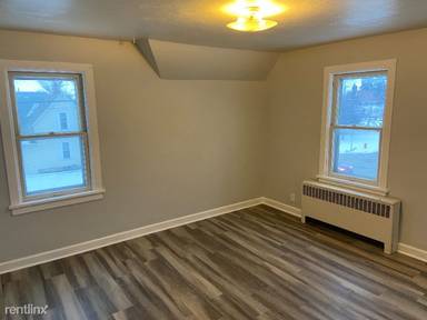 Main picture of 1104 E Lincoln Hwy