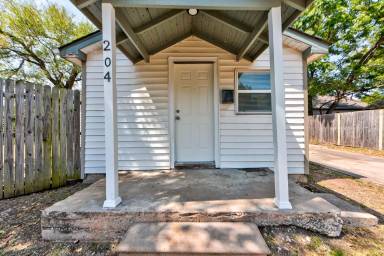 Main picture of 204 S Stewart Ave