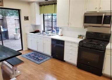 Main picture of 202 Scott St