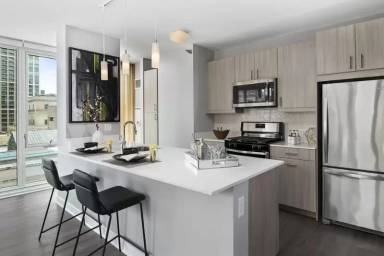 Main picture of 20 E Randolph St