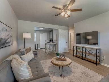 Main picture of 1009 E Main St