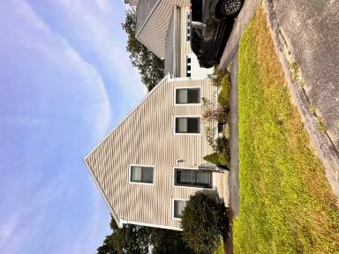 Main picture of 8 Quaker Ln