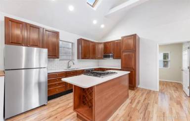 Main picture of 2421 N Clybourn Ave