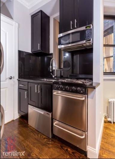 Main picture of 53 W 9th St