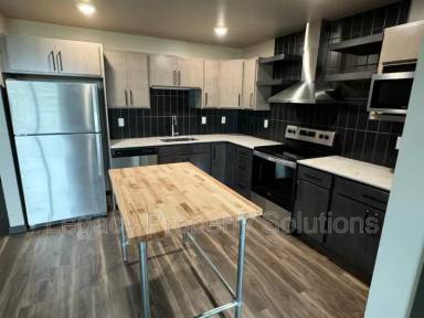 Main picture of 220 E Greenfield Ln