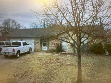 Main picture of 320 NW Summercrest Blvd