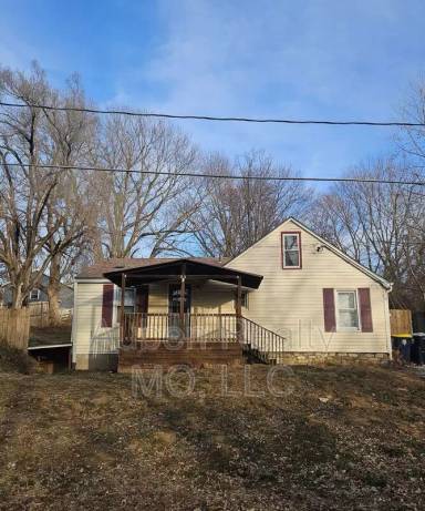 Main picture of 3931 NE Hill Haven Rd