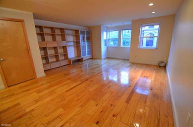 Main picture of 376 Commercial St