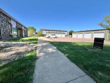 Main picture of 3505 S Hawthorne Ave