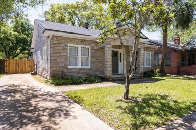 Main picture of 2648 College St