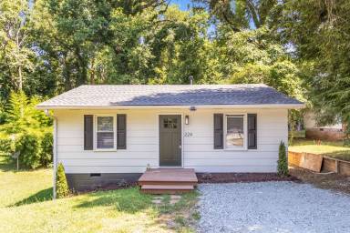 Main picture of 224 S Hampton Dr