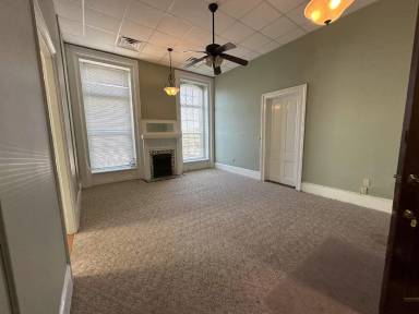Main picture of 202 1/2 E Broad St
