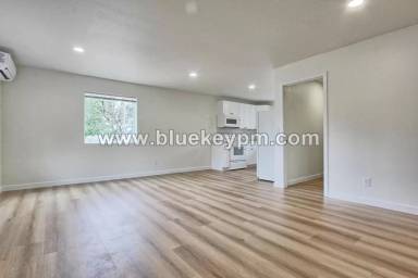 Main picture of 2905 Main St