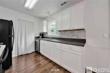 Main picture of 1049 Prince Ln