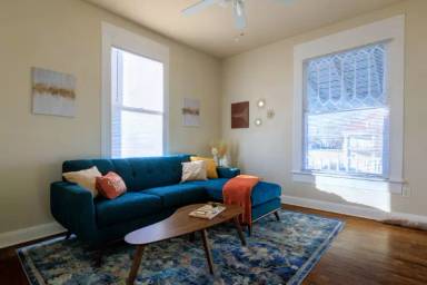 Main picture of 410 E Carson St