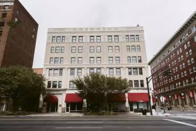 Main picture of 305 W Broadway