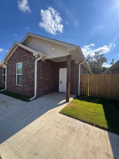 Main picture of 707 W 13th St