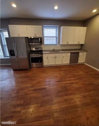 Main picture of 64 E 48th St