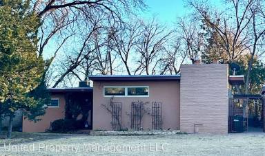 Main picture of 903 W Riverside Dr