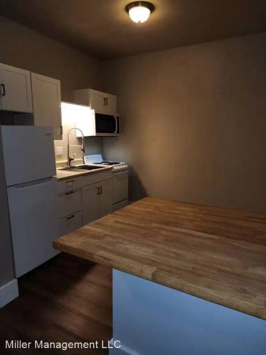 Main picture of 241 N Broadway