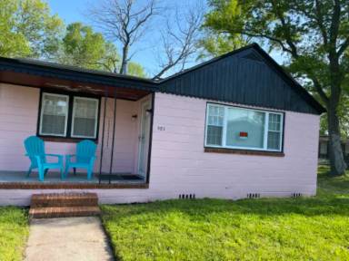 Main picture of 902 Sycamore Ave