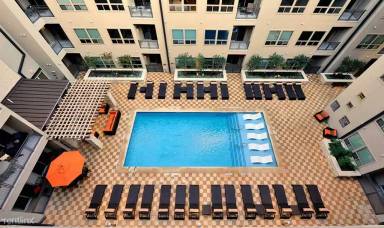 Main picture of 425 W Riverside Dr