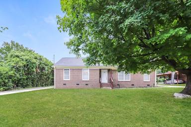 Main picture of 903 Benjamin Pkwy