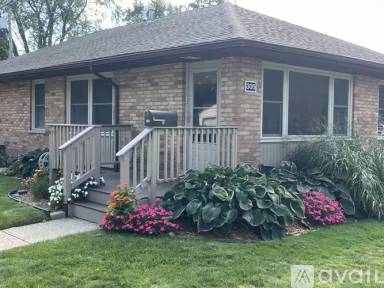 Main picture of 305 W Spring St