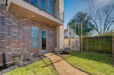 Main picture of 2207 Holman St
