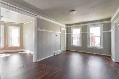 Main picture of 4634 Howard St