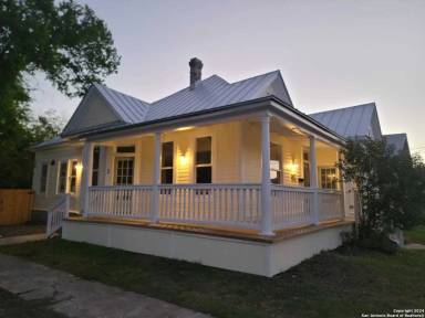Main picture of 732 Lamar St