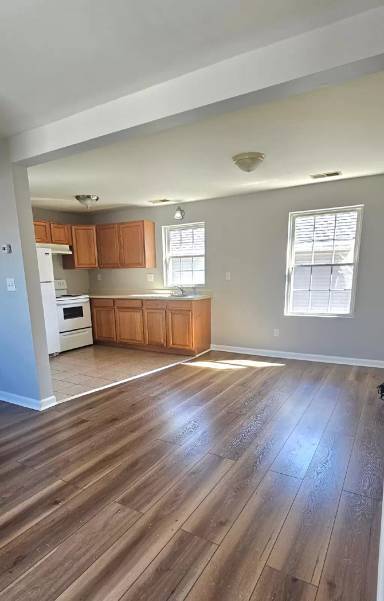 Main picture of 129 Main St