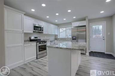Main picture of 47705 Roland St