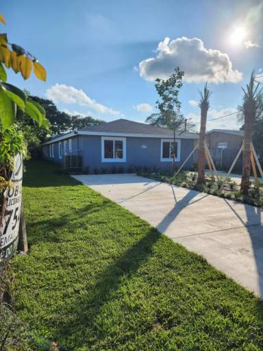 Main picture of 2720 NW 20th St