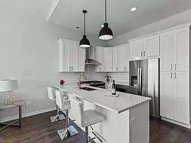 Main picture of 4758 S Indiana Ave