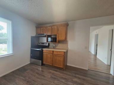 Main picture of 920 W Farrall