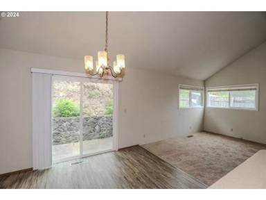 Main picture of 3069 Slope St