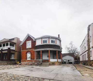 Main picture of 1114 E 6th St