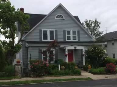 Main picture of 141 Gainsborg Ave E