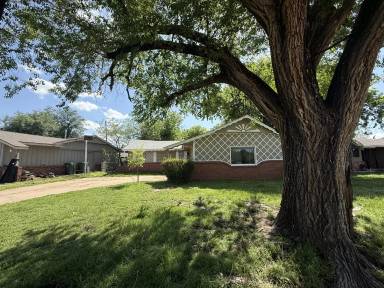 Main picture of 200 Spruce Dr