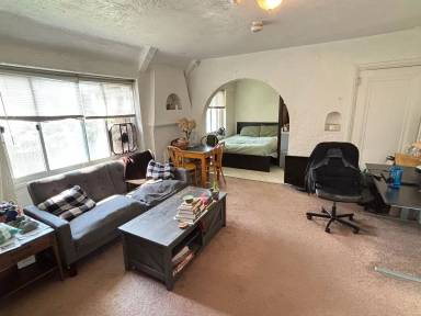 Main picture of 4825 Centre Ave