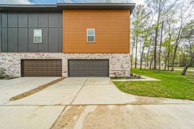 Main picture of 2529 Appian Way