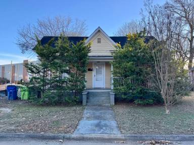 Main picture of 2207 Roberts St