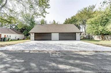 Main picture of 3704 W Beechwood Dr